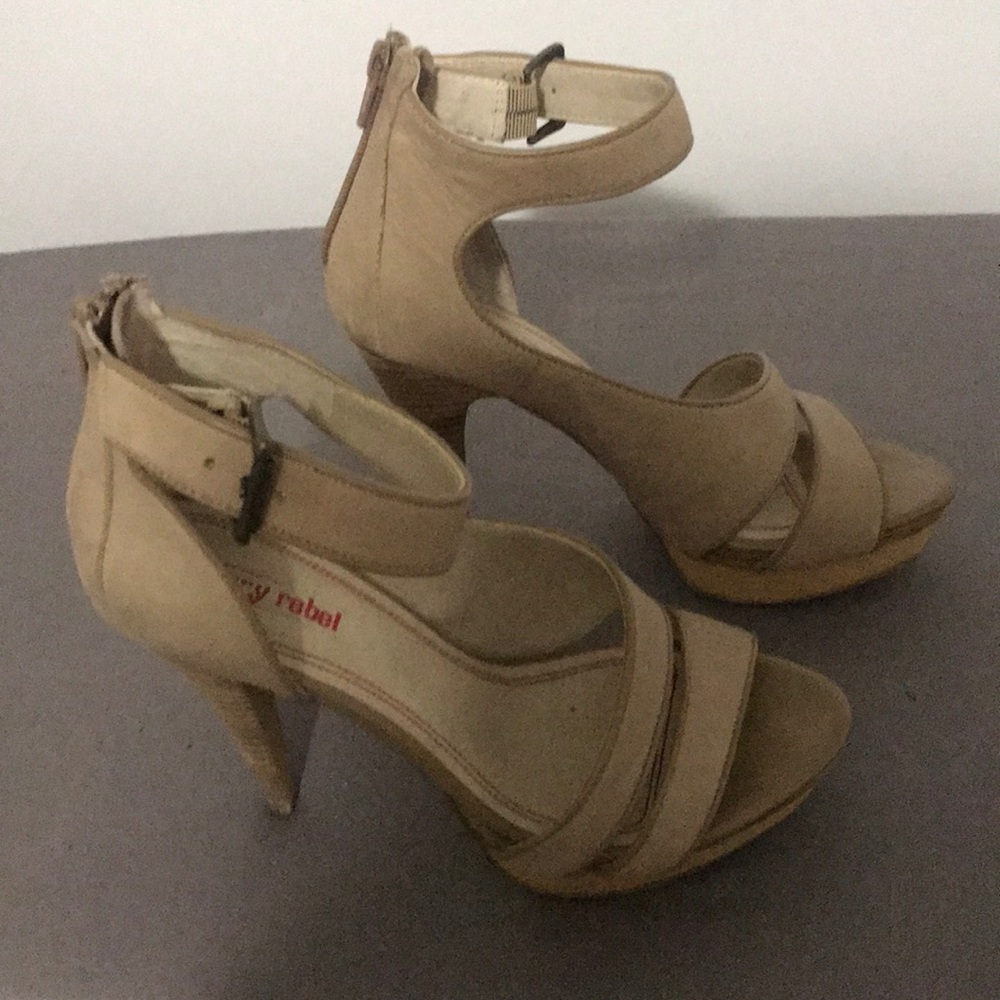 Tan/ Neutral Heels - Picture 2 of 4